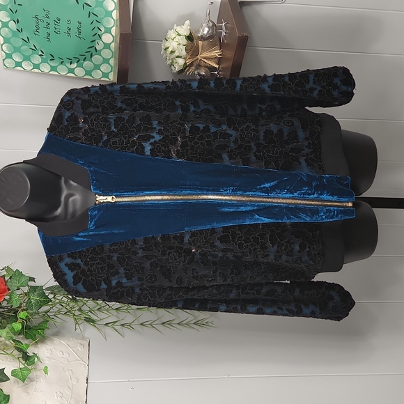 Adore Velvet Floral Reversible Jacket - Picture 6 of 9